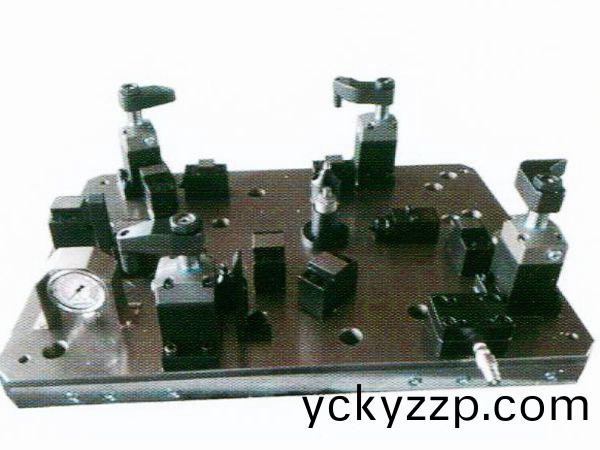 齒(chi)輪室罩(zhao)蓋(gai)液壓(ya)裌(jia)具(ju)